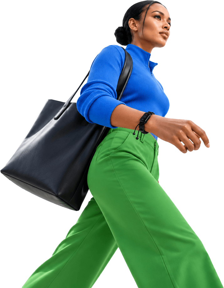 Woman wearing the iAurora security bracelet